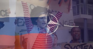 Çeşitli kadın ve erkek protestocular üzerinde Rusya ve NATO bayrağının animasyonu. Ukrayna krizi ve uluslararası politika kavramı dijital olarak oluşturuldu.