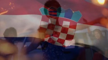 Sahildeki bir grup arkadaşın üzerinde Hırvat bayrağı sallama animasyonu. seyahat ve tatil konsepti dijital olarak oluşturulmuş video.