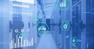 Sunucu odasında veri işleme animasyonu. küresel iş ve dijital arayüz kavramı dijital olarak oluşturulmuş video.