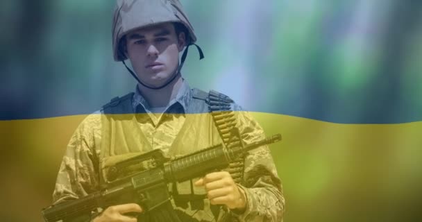 Animatie Van Vlag Van Ukraine Boven Kaukasische Soldaat Met Wapen — Stockvideo