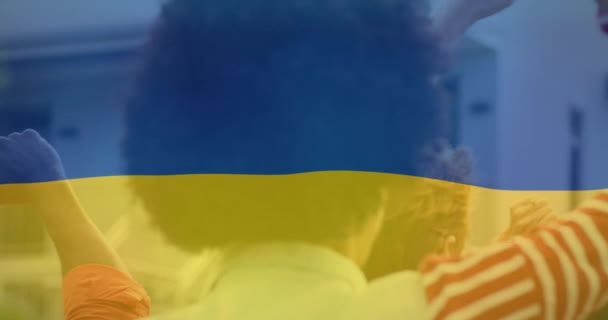 Animation Der Ukrainischen Flagge Über Dem Rücken Eines Afrikanisch Amerikanischen — Stockvideo