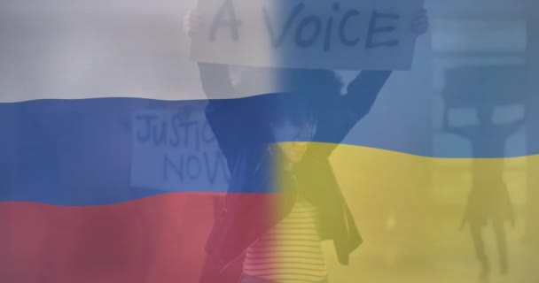 Animação Bandeira Rússia Sobre Protestante Feminino Biracial Crise Ucraniana Conceito — Vídeo de Stock
