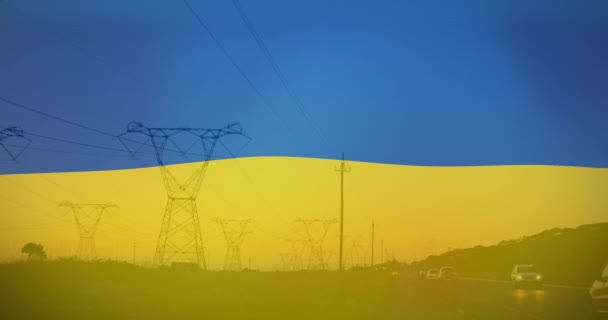 電場と電柱の上にウクライナの旗のアニメーション ウクライナ危機経済的 エネルギー的衝突国際政治的概念がデジタルで生成されたビデオ — ストック動画