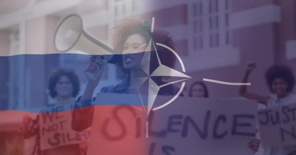 Animación Bandera Rusia Otan Sobre Manifestante Birracial Femenina Crisis Ucraniana — Vídeos de Stock