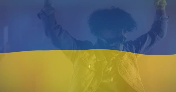 アフリカ系アメリカ人男性の抗議者に対するウクライナの国旗のアニメーション ウクライナ危機と国際政治の概念デジタルで生成されたビデオ — ストック動画