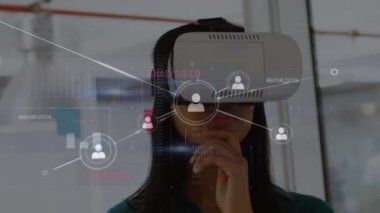 VR kulaklık kullanan beyaz bir kadın üzerinde veri işleme animasyonu. küresel iş ve dijital arayüz kavramı dijital olarak oluşturulmuş video.