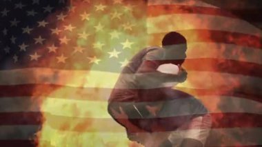 Amerikan bayrağı ve alevlerinin futbol oyuncuları üzerinde sallanması. küresel spor ve yarışma konsepti dijital olarak oluşturulmuş video.
