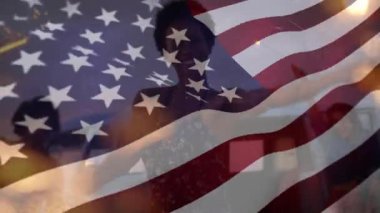 Sahildeki bir grup arkadaşın üzerinde ABD bayrağı sallamanın animasyonu. seyahat ve tatil konsepti dijital olarak oluşturulmuş video.