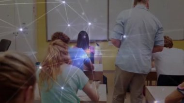 Okuldaki çeşitli öğretmen ve öğrencilerle ilgili veri ve bağlantıların animasyonu. öğrenme, eğitim ve öğretim konsepti dijital olarak oluşturulmuş video.