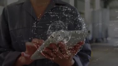 Tablet kullanan beyaz bir adamın elleri üzerinde dünyanın ve bağlantıların animasyonu. küresel bağlantılar, teknoloji ve dijital arayüz konsepti dijital olarak oluşturulmuş video.
