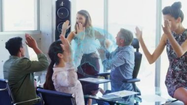 Çeşitli iş adamlarının beşlik çakması üzerine dünyanın animasyonu. küresel iş ve dijital arayüz kavramı dijital olarak oluşturulmuş video.