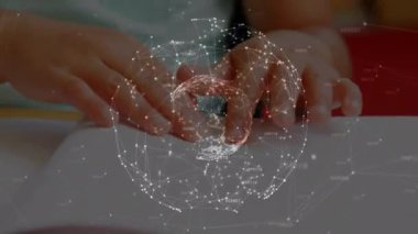 Küre animasyonu ve bağlar melez kör bir çocuğun elleri üzerinde. küresel bağlantılar, engellilik, teknoloji ve dijital arayüz konsepti dijital olarak oluşturulmuş video.