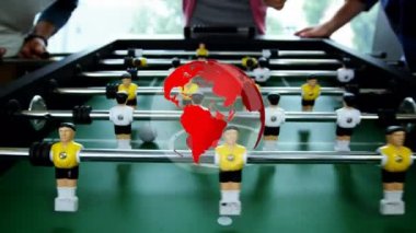 Masa futbolu oynayan bir grup iş adamı üzerinde dünyanın animasyonu. küresel iş ve dijital arayüz kavramı dijital olarak oluşturulmuş video.