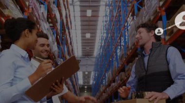 Depodaki çeşitli işçiler üzerindeki simgelerle bağlantı ağının animasyonu. küresel iş ve dijital arayüz kavramı dijital olarak oluşturulmuş video.