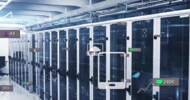 Sunucu odasında veri işleme animasyonu. küresel iş ve dijital arayüz kavramı dijital olarak oluşturulmuş video.