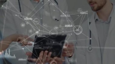 Tablet kullanan kadın ve erkek doktorların elleri üzerinden veri ve bağlantı animasyonu. küresel bağlantılar, tıp, teknoloji ve dijital arayüz konsepti dijital olarak oluşturulmuş video.