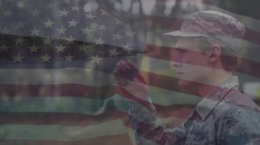 Amerikan bayrağını askerin üstünde sallamanın animasyonu. Amerikan vatanseverliği, bağımsızlık ve kutlama konsepti dijital olarak oluşturulmuş video.