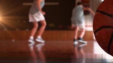 Spor salonunda koşan çeşitli okul çocuklarının üzerinde ışık lekeleri. Ulusal Okul Spor Haftası ve dijital olarak oluşturulan kutlama konsepti.