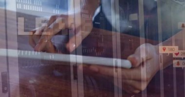 Tablet kullanan melez kadın yerine metin ve medya simgelerinin canlandırılması. küresel teknoloji ve dijital arayüz kavramı dijital olarak oluşturulmuş video.