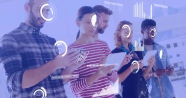 Tablet kullanan çeşitli iş adamları üzerinde veri işleme animasyonu. küresel iş ve dijital arayüz kavramı dijital olarak oluşturulmuş video.