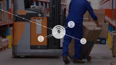 Depodaki beyaz erkek işçilerin ikonlarla olan bağlantılarının animasyonu. küresel iş ve dijital arayüz kavramı dijital olarak oluşturulmuş video.