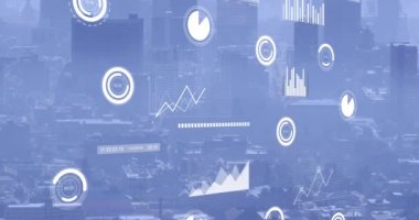 Şehir manzarası üzerinde veri işleme animasyonu. küresel iş ve dijital arayüz kavramı dijital olarak oluşturulmuş video.