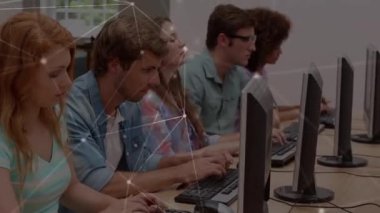 Bilgisayarlı erkek öğretmen ve öğrenciler üzerindeki veri ve bağlantıların animasyonu. öğrenme, eğitim ve öğretim konsepti dijital olarak oluşturulmuş video.