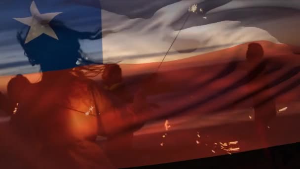 Animação Acenar Bandeira Chile Sobre Grupo Amigos Praia Viagens Feriados — Vídeo de Stock