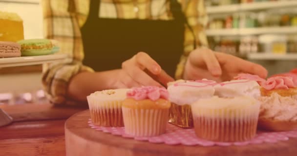 在面包师中 在笑容可亲的高加索女性员工身上动画化了美味的文字 国家蛋糕日和数字制作的视频庆祝概念 — 图库视频影像