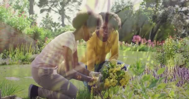 Композитний Відеоролик Зеленої Трави Проти Африканської Матері Дочки Садівництва Саду — стокове відео