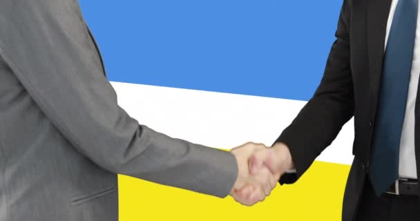 ウクライナの国旗を握手する白人ビジネスマンのアニメーション ウクライナ危機と国際政治の概念デジタルで生成されたビデオ — ストック動画