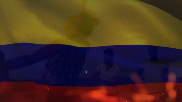Animasi Melambaikan Bendera Kolumbia Atas Sekelompok Teman Teman Pantai Konsep — Stok Video