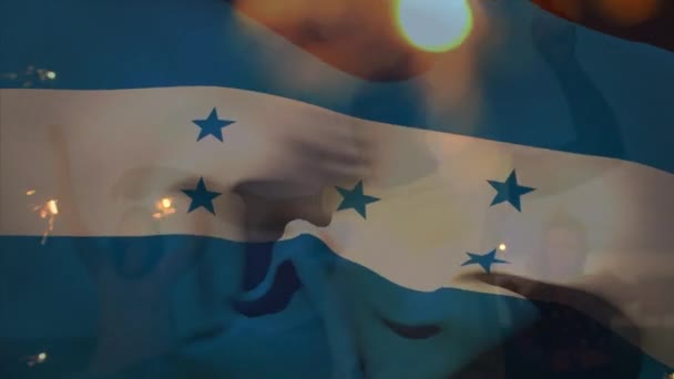 Animación Ondear Bandera Honduras Sobre Grupo Amigos Playa Concepto Viajes — Vídeo de stock