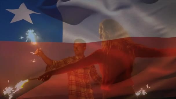 Анімація Махаючи Прапором Чилі Над Групою Друзів Пляжі Концепція Подорожей — стокове відео