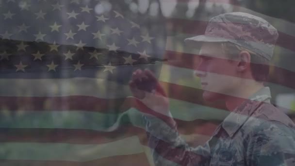 Animace Vlnění Americké Vlajky Nad Vojákem Americký Patriotismus Koncepce Nezávislosti — Stock video