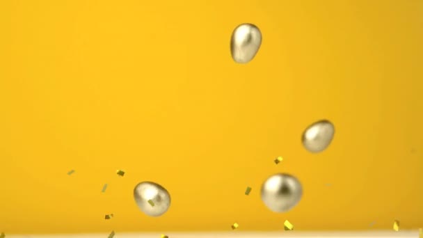 Animatie Van Gouden Confetti Boven Chocolade Paaseieren Vallen Breken Geel — Stockvideo