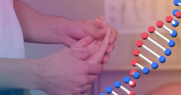 Animering Dna Strand Över Kaukasisk Manlig Massage Terapeut Med Kvinnliga — Stockvideo
