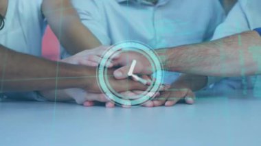 Veri işleme ve saat animasyonları farklı iş adamlarının takım çalışması üzerine. küresel iş ve dijital arayüz kavramı dijital olarak oluşturulmuş video.