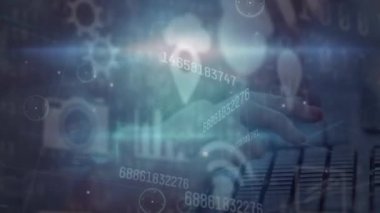 Bilgisayar kullanarak ellerin üzerinde veri işleme animasyonu. küresel iş ve dijital arayüz kavramı dijital olarak oluşturulmuş video.