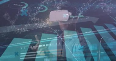 VR kulaklıklı beyaz adamın veri işleme animasyonu. küresel teknoloji ve dijital arayüz kavramı dijital olarak oluşturulmuş video.