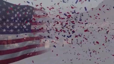 Şehrin üzerinde Amerikan bayrağı sallamanın animasyonu. Amerikan vatanseverliği, bağımsızlık ve kutlama konsepti dijital olarak oluşturulmuş video.