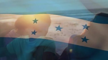 Sahildeki bir grup arkadaşın üzerinde Honduras bayrağı sallamanın animasyonu. seyahat ve tatil konsepti dijital olarak oluşturulmuş video.