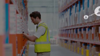 Depodaki beyaz erkek işçilerin ikonlarla olan bağlantılarının animasyonu. küresel iş ve dijital arayüz kavramı dijital olarak oluşturulmuş video.