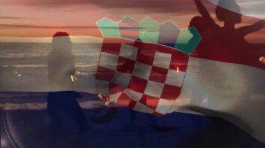Sahildeki bir grup arkadaşın üzerinde Hırvat bayrağı sallama animasyonu. seyahat ve tatil konsepti dijital olarak oluşturulmuş video.