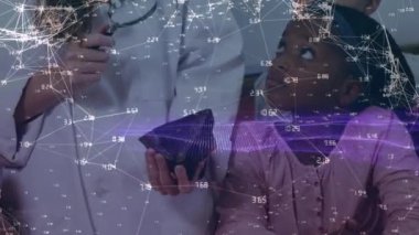 Büyüteç kullanılarak çeşitli öğretmen ve öğrenciler üzerindeki veri ve bağlantıların animasyonu. küresel bağlantılar, eğitim, teknoloji ve dijital arayüz konsepti dijital olarak oluşturulmuş video.