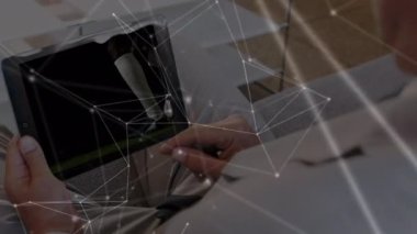Kopya alanı olan tablet kullanan beyaz adamın ellerinde veri ve bağlantıların animasyonu. küresel bağlantılar, teknoloji ve dijital arayüz konsepti dijital olarak oluşturulmuş video.
