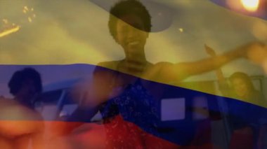 Sahildeki bir grup arkadaşın üzerinde Kolombiya bayrağı sallama animasyonu. seyahat ve tatil konsepti dijital olarak oluşturulmuş video.