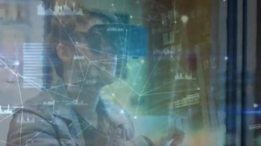 VR kulaklık kullanılarak Kafkas iş adamının veri işleme animasyonu. küresel iş, finans, bağlantılar ve dijital arayüz konsepti dijital olarak oluşturulmuş video.