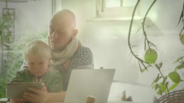 Çocuklu tablet kullanan mutlu beyaz bir babanın üzerindeki ışık lekelerinin canlandırılması. Babalar Günü ve kutlama konsepti dijital olarak oluşturulmuş video.