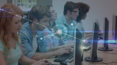 Bilgisayarlı erkek öğretmen ve öğrenciler üzerindeki veri ve bağlantıların animasyonu. öğrenme, eğitim ve öğretim konsepti dijital olarak oluşturulmuş video.